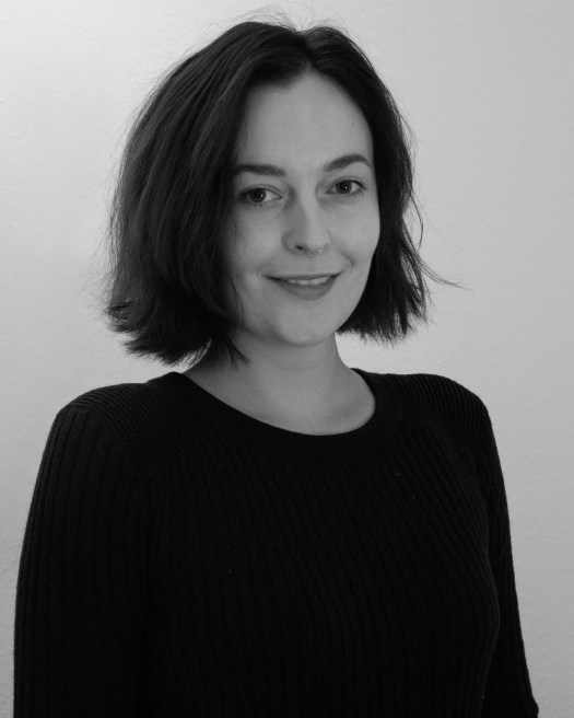 Das Foto ist ein Porträt von Karoline Fischer.